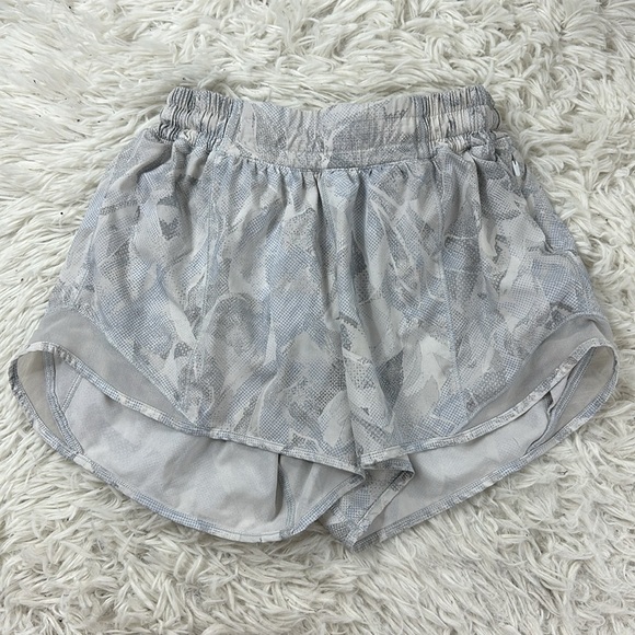 Lululemon Hotty Hot Short II *Long 4" Jasmine White Multi / White - Picture 1 of 5